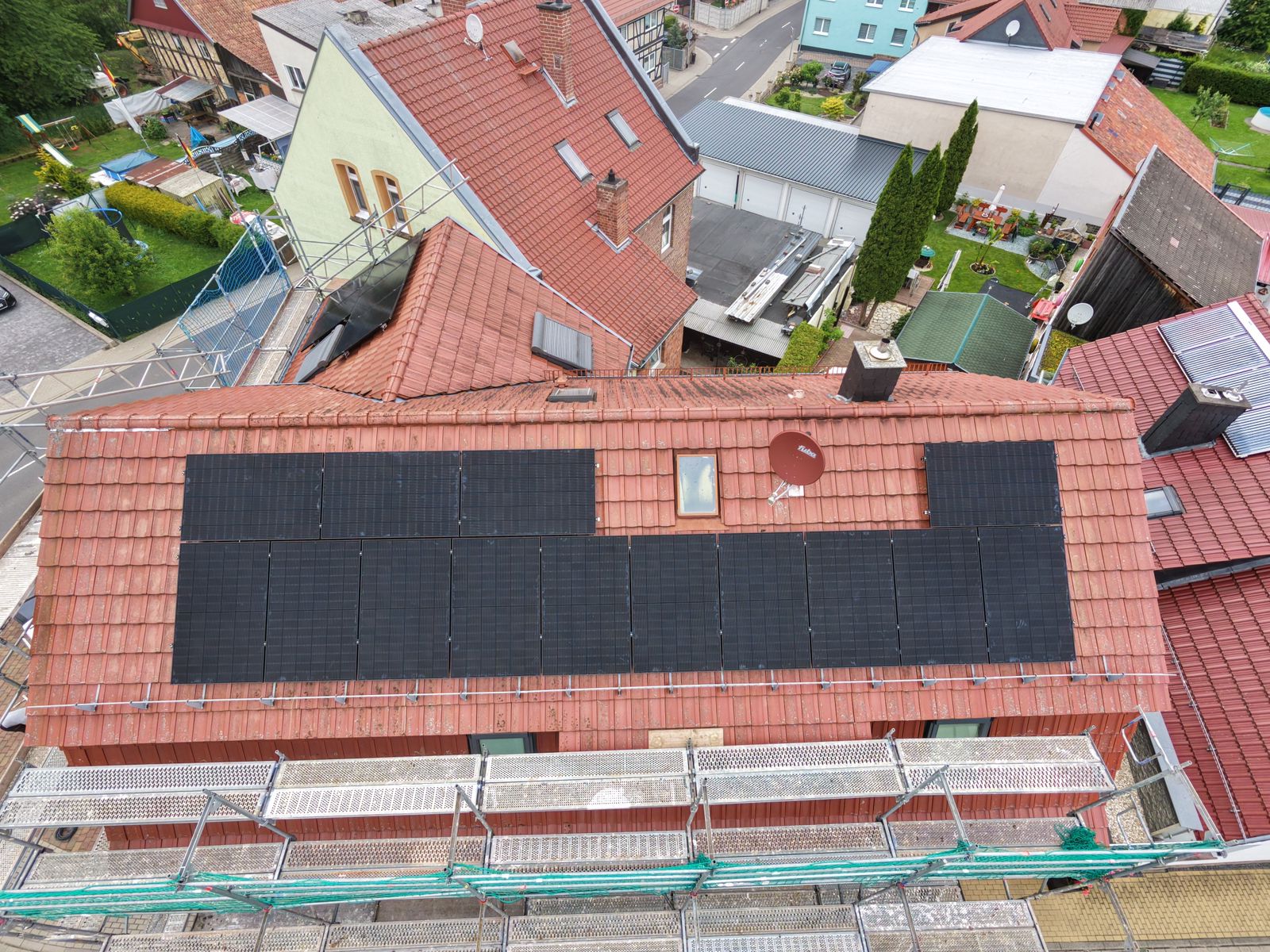 Größere Dachfläche mit montierten Solarmodulen für ein Gewerbeobjekt