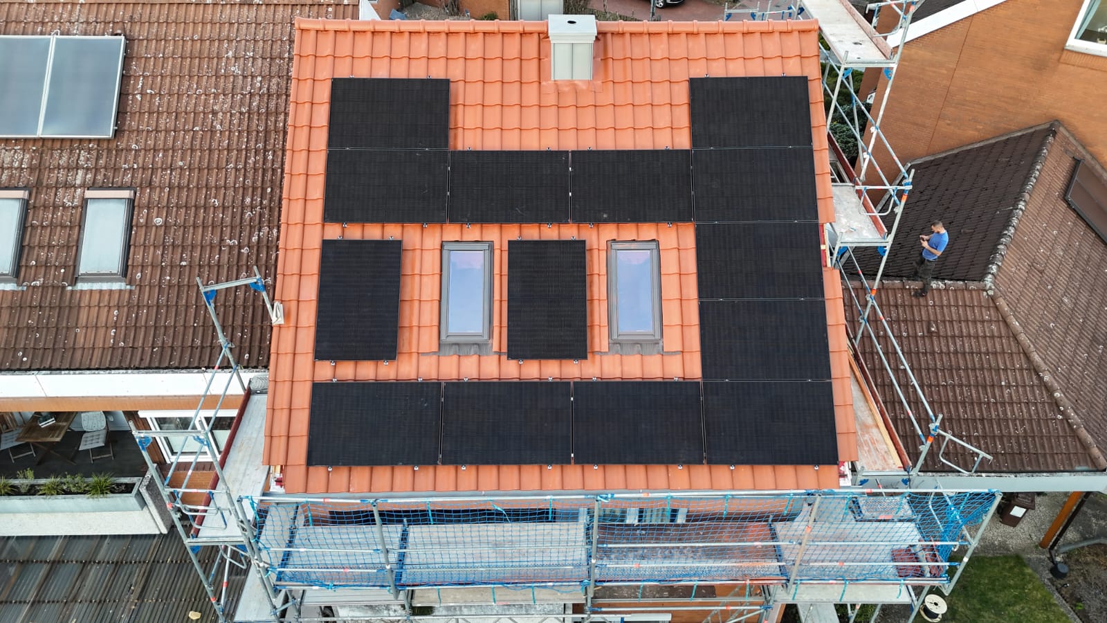 Private Photovoltaikanlage im Aufbau mit Gerüst rund um das Wohnhaus